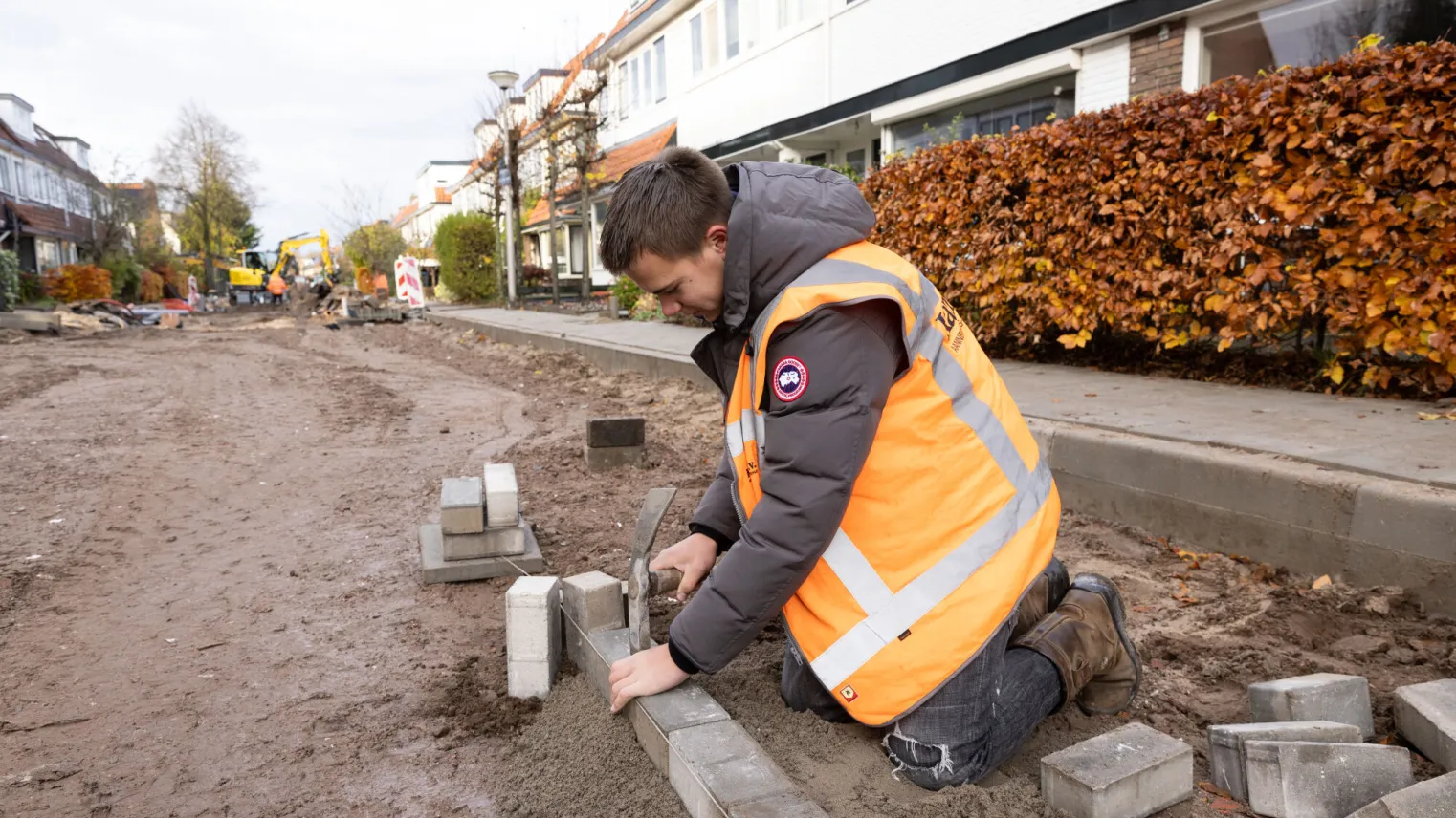 nieuwe straat wordt gelegd door allround straatmaker