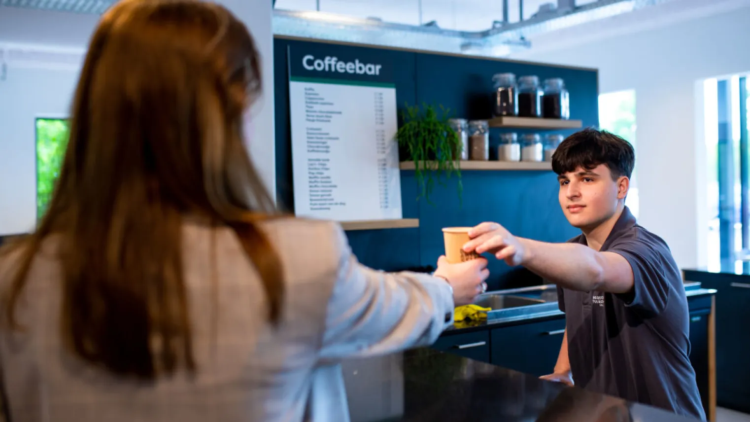 Student Assistent dienstverlening bij de coffee bar