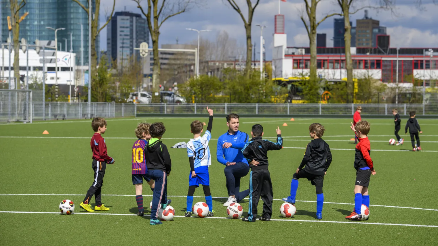 student van sport college geeft training aan kinderen