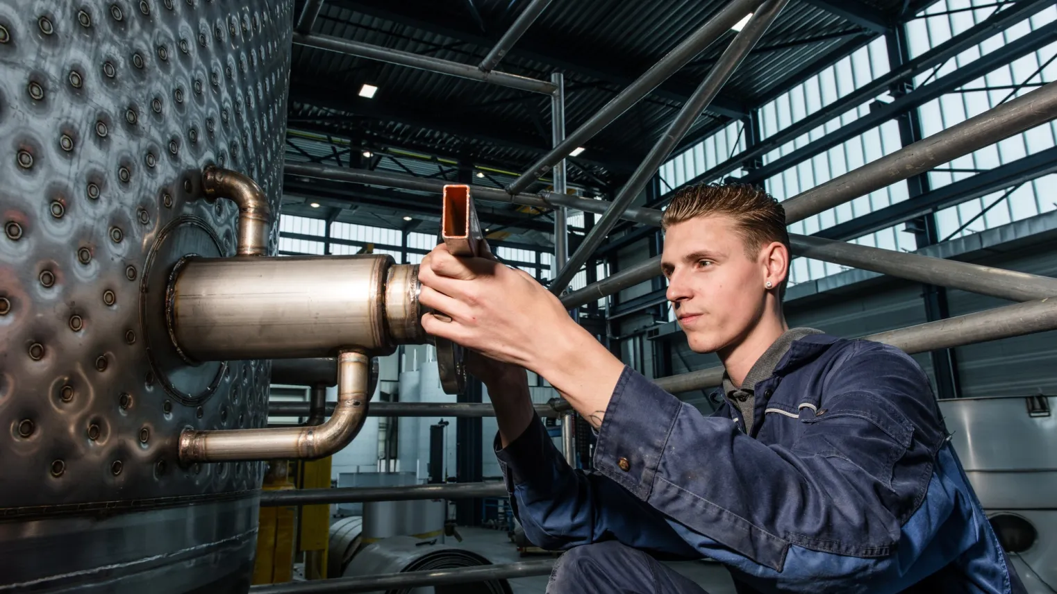 student Monteur Service en Onderhoud Installaties en Systemen werkt met gereedschap