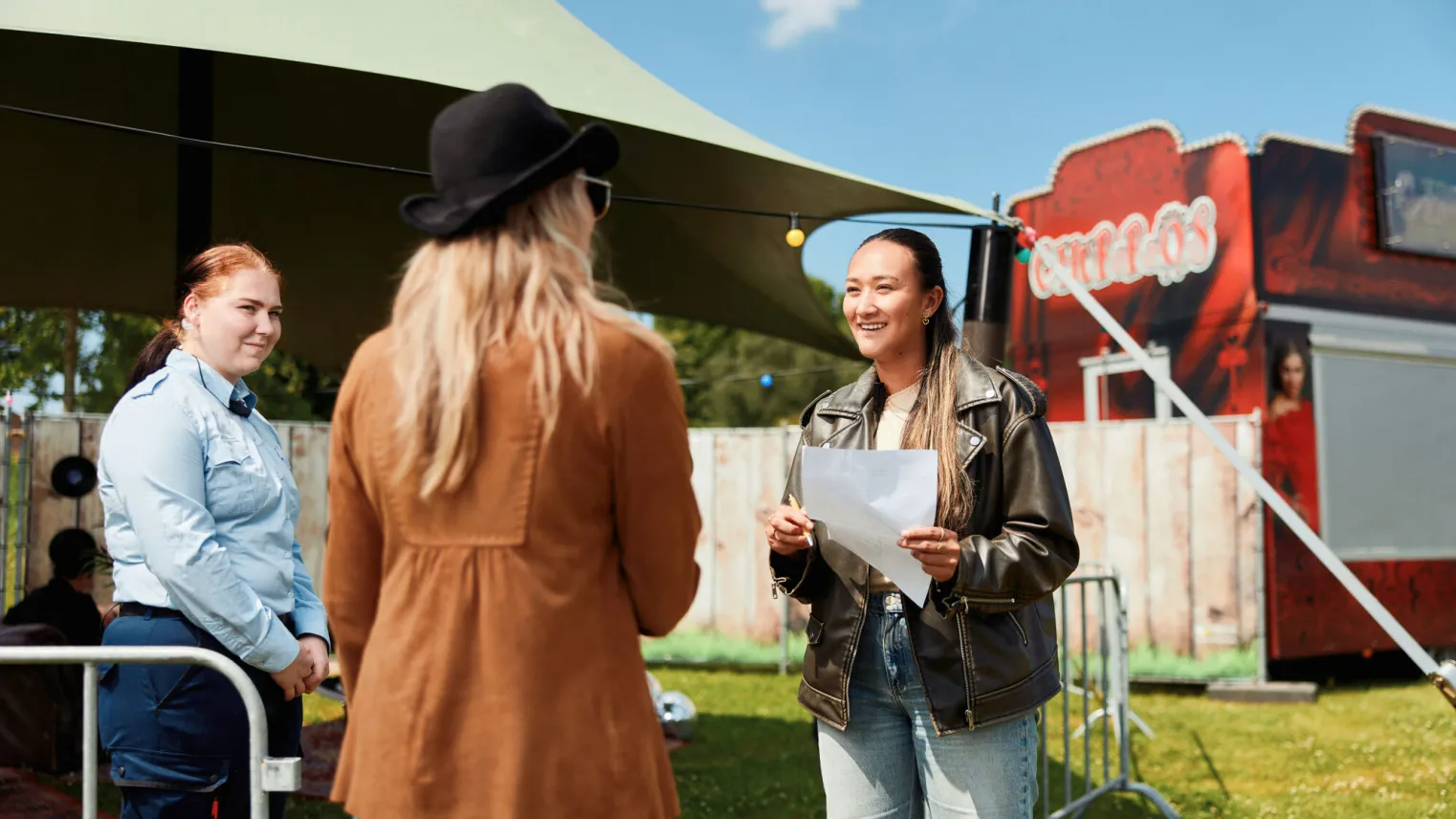 Student Event Manager wijst artiest de weg