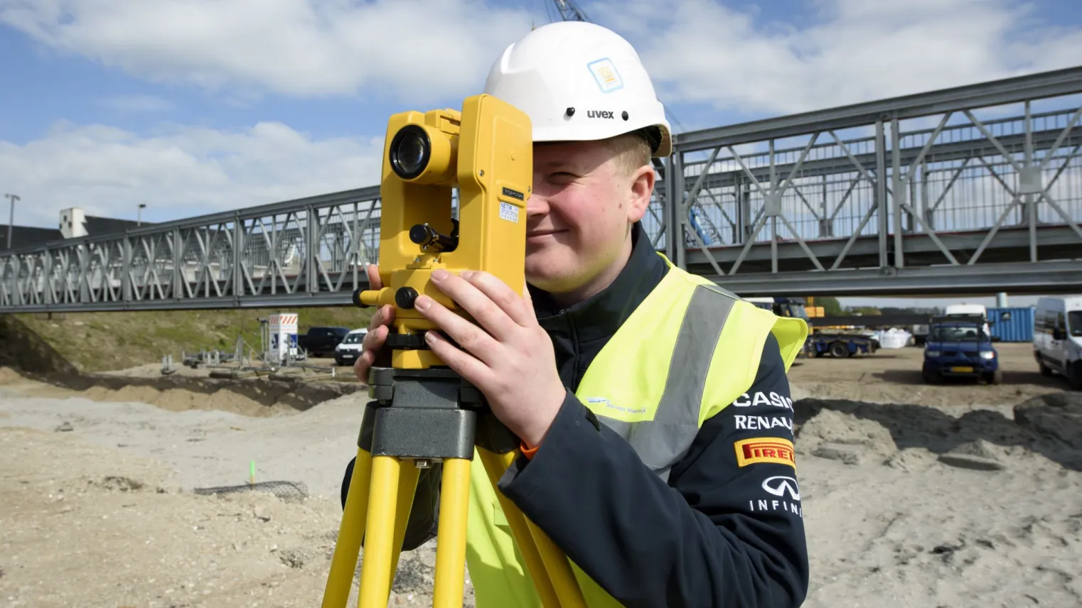 Student Infra werkt buiten met landmeter 