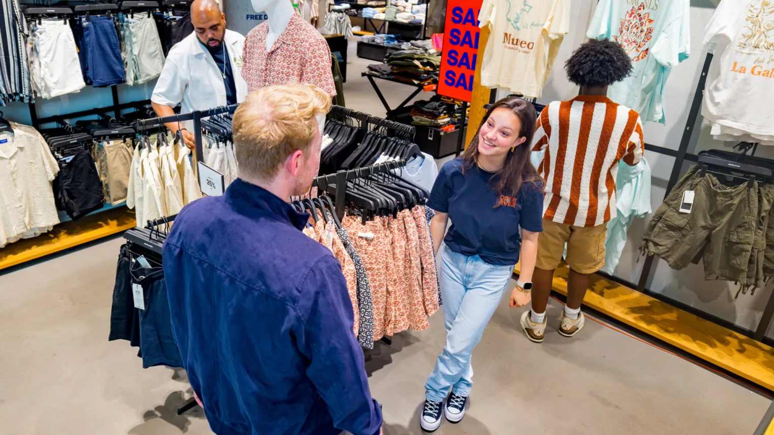 Student Retail verwelkomt klant in winkel