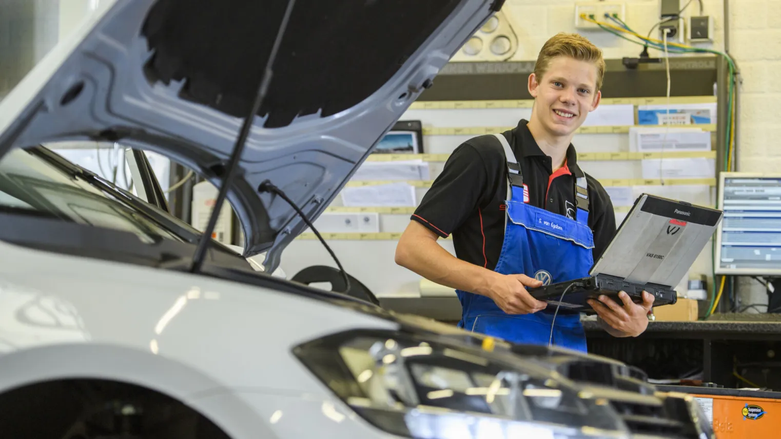 Student werkt aan een diagnose van een technisch probleem aan een auto