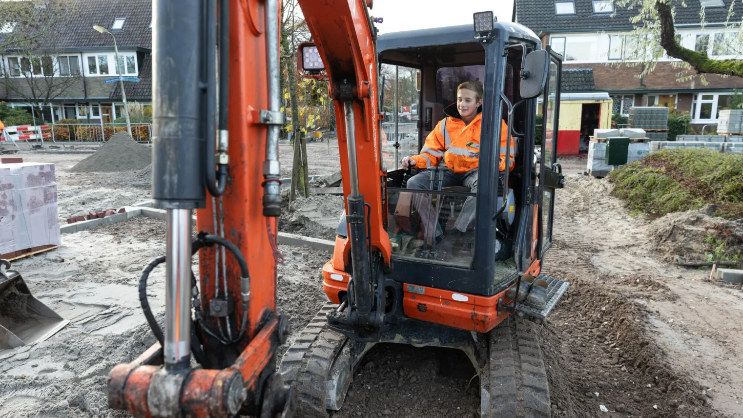 student werkt in de grond weg waterbouw