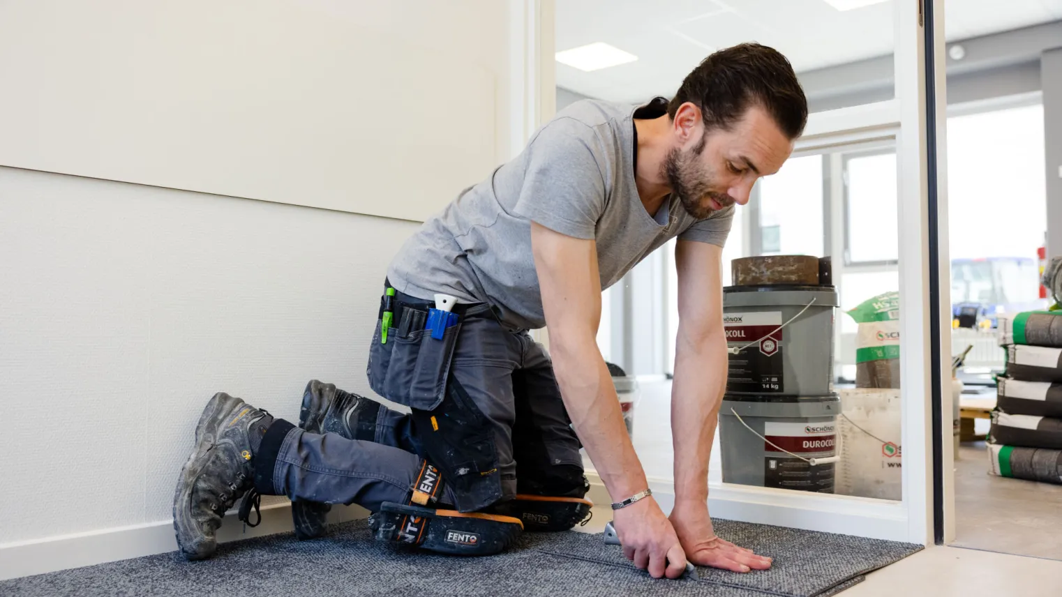 Student Woning stofferen legt vloerbedekking in lege ruimte 