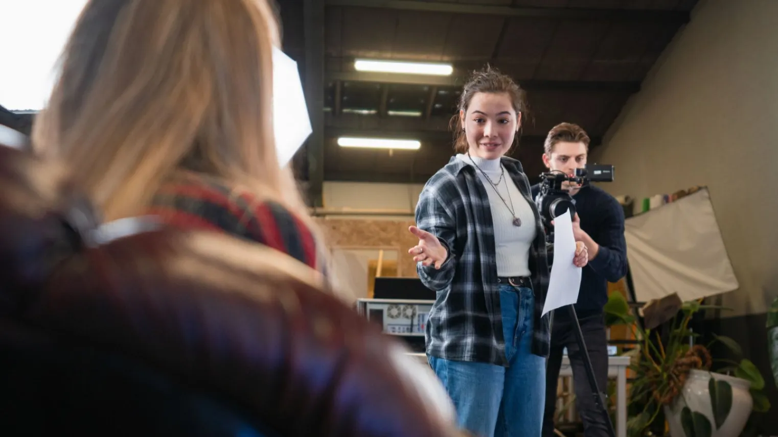 Studenten av maken filmbeelden en interviewen in een studio