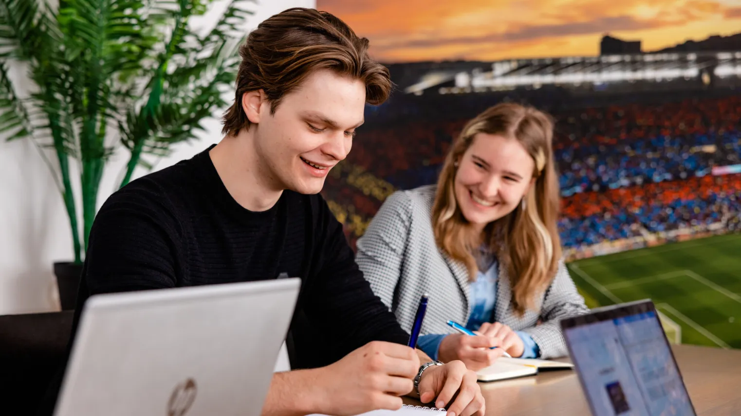 Studenten Business werken samen tijdens vergadering