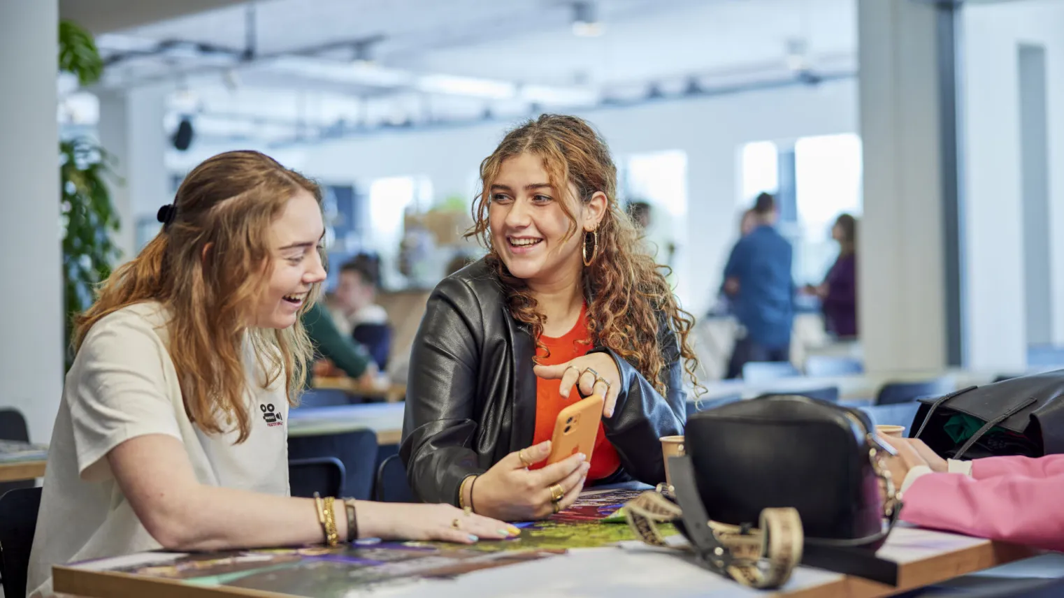 Twee studenten in kantine met elkaar in gesprek