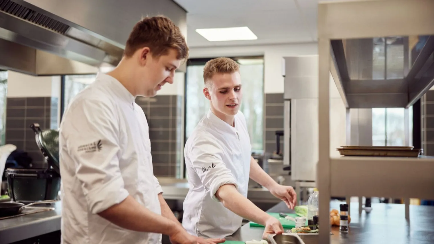 Studenten Kok doen mise en place in de keuken van school 