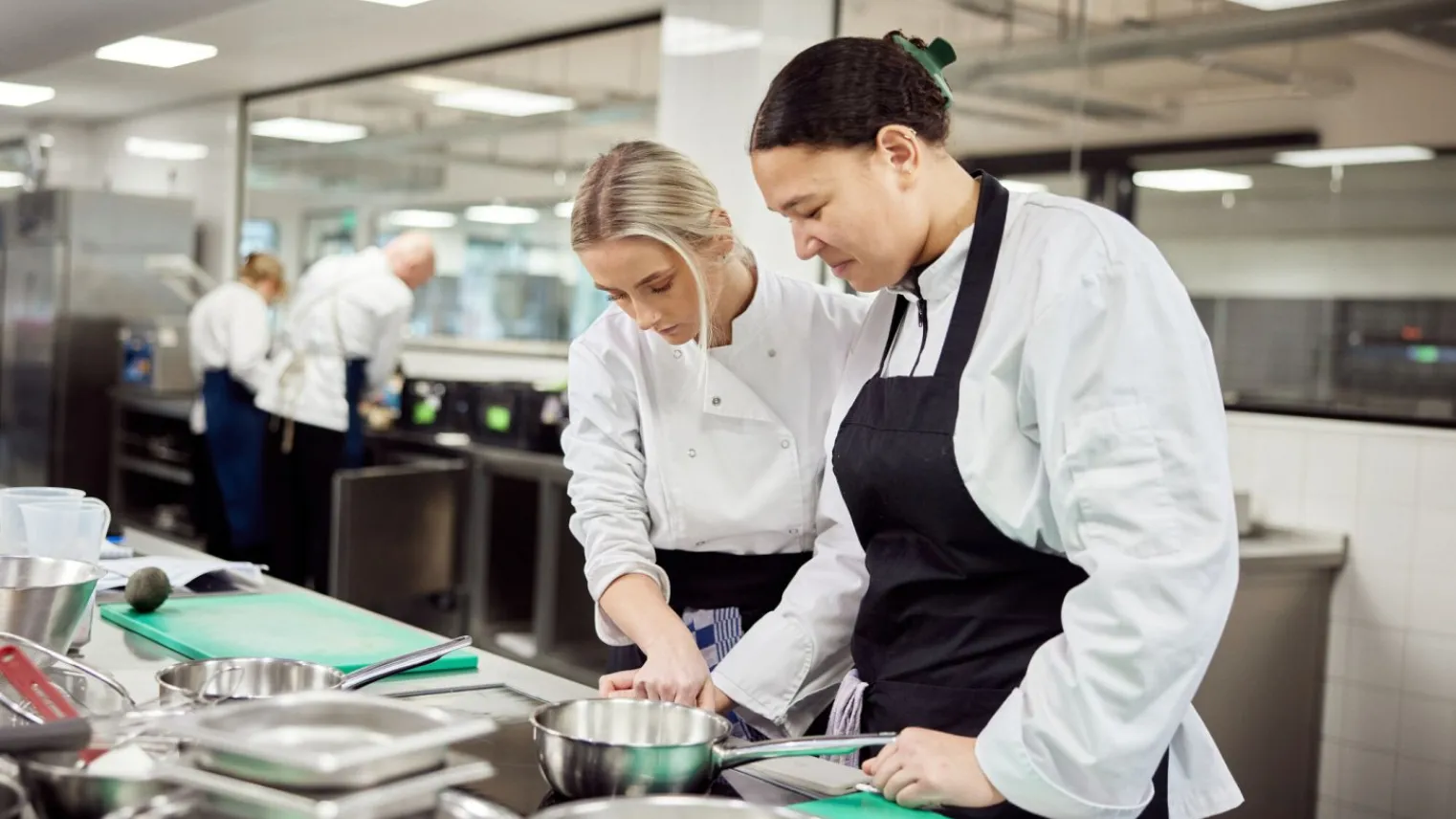 Studenten Kok werken samen in de keuken op school 