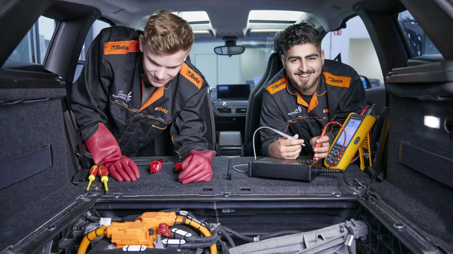 Studenten werken samen aan innovatieve elektrische auto