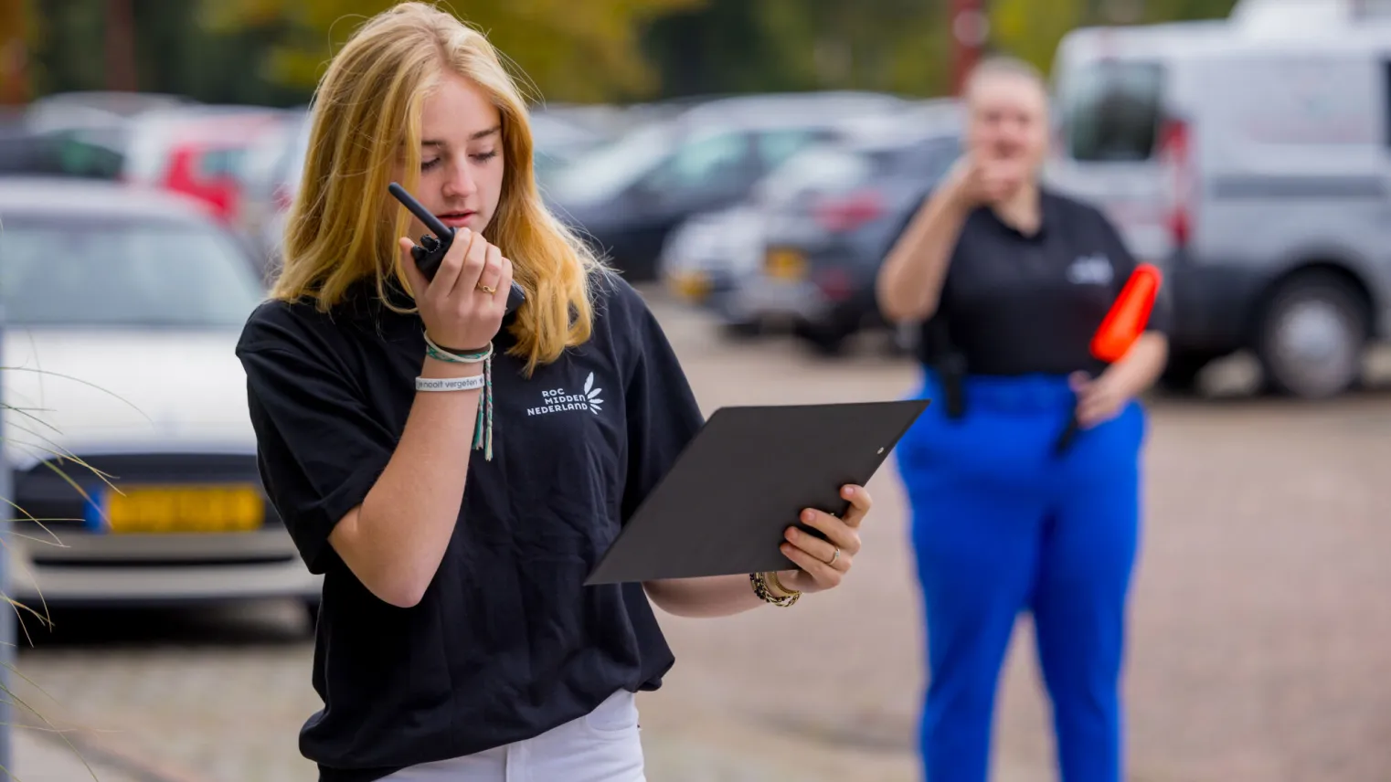 Studenten regelen verkeer voor event