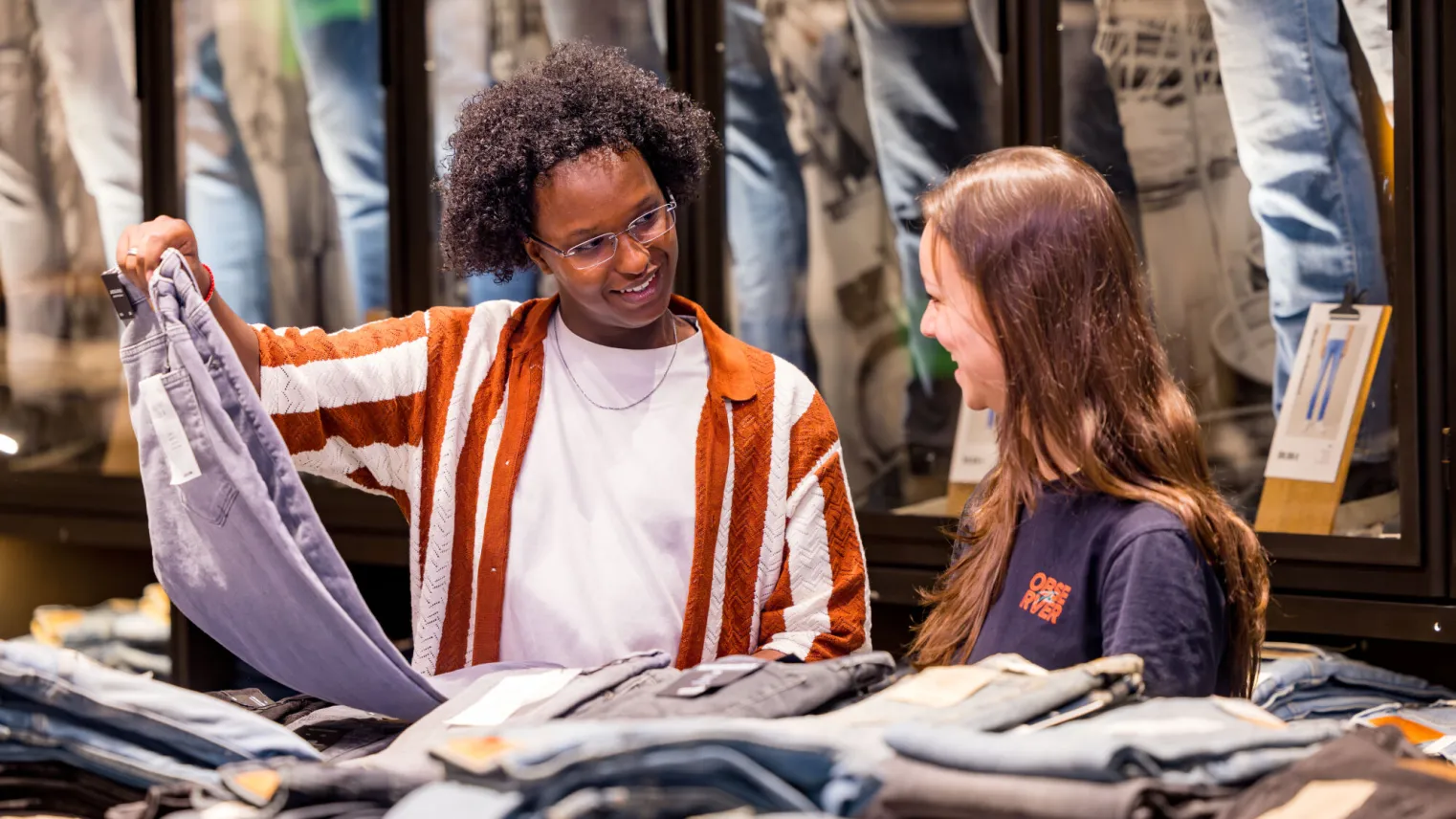 Studenten Retail werken samen in winkel