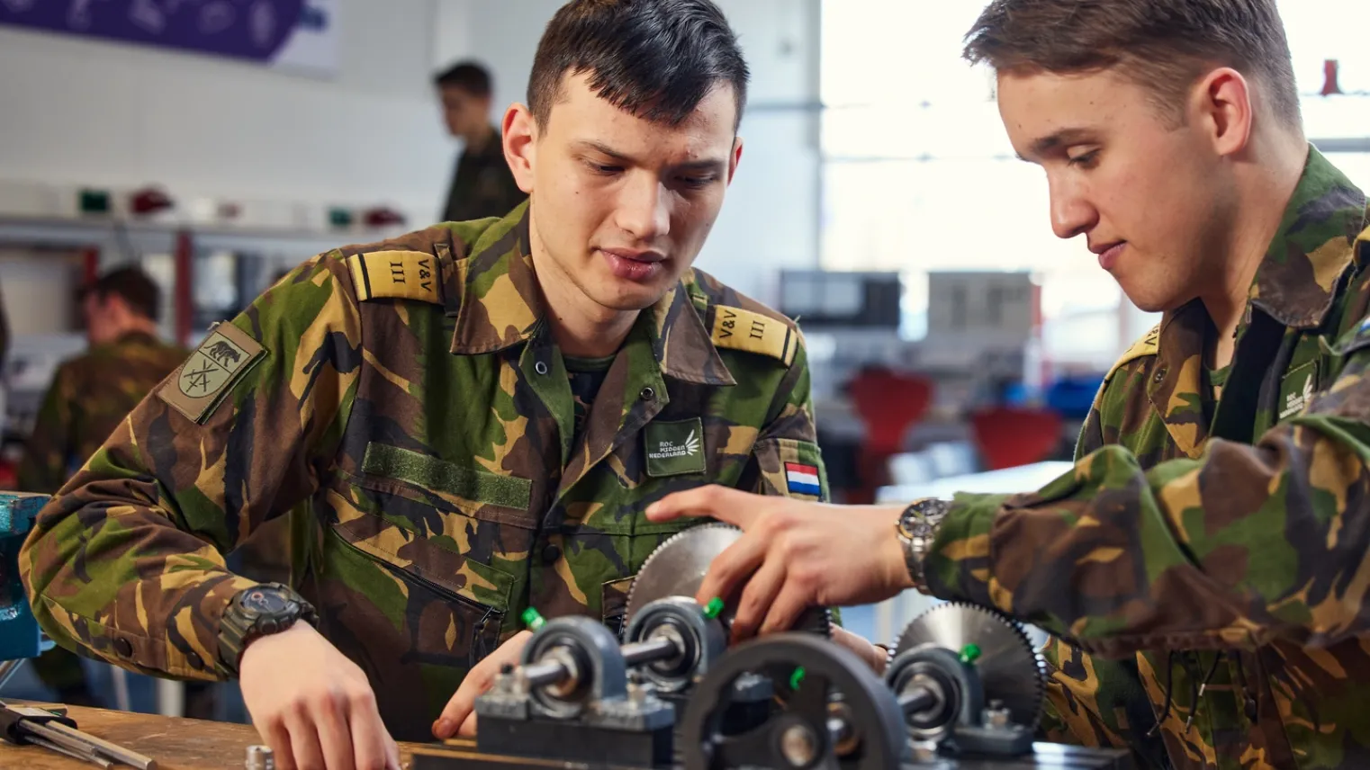 Studenten VEVA werken aan Defensie techniek