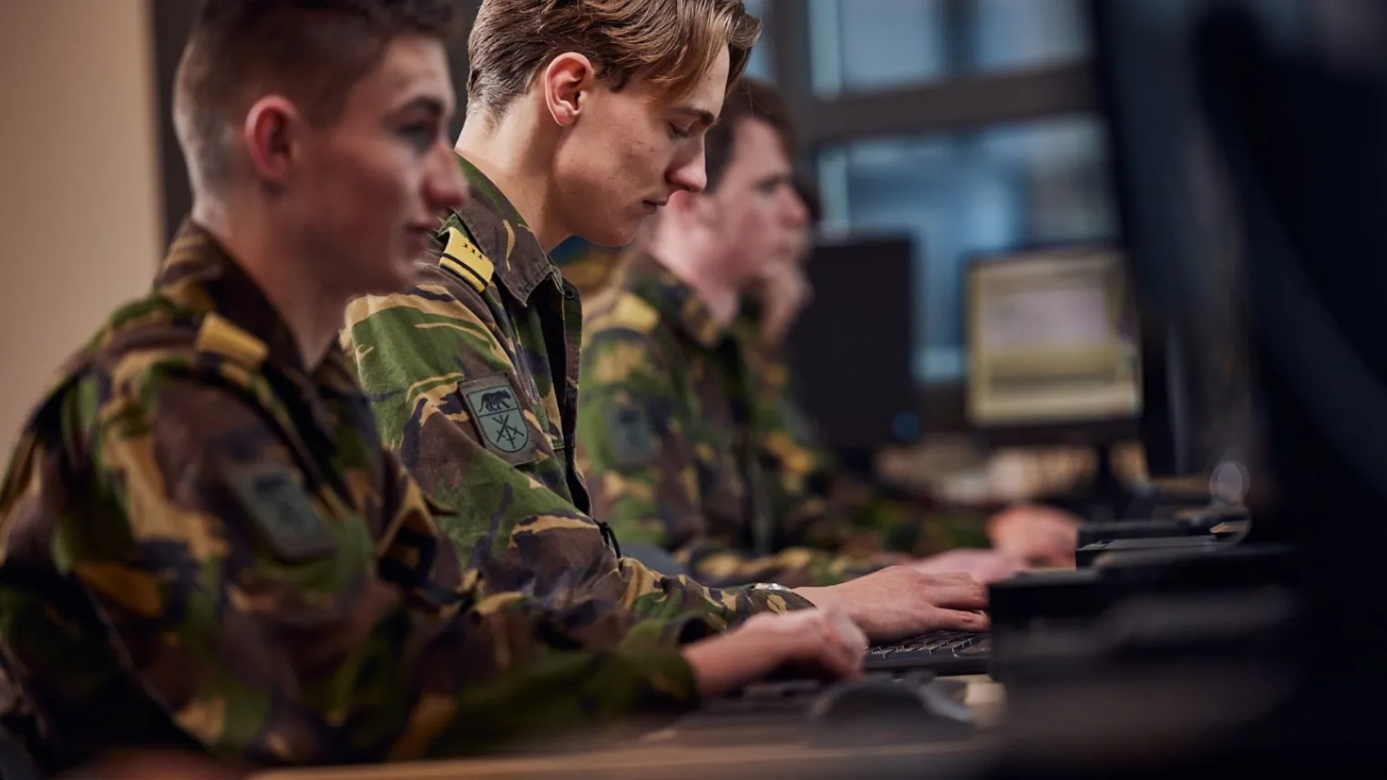 Studenten VEVA ICT werken aan netwerken en systemen 