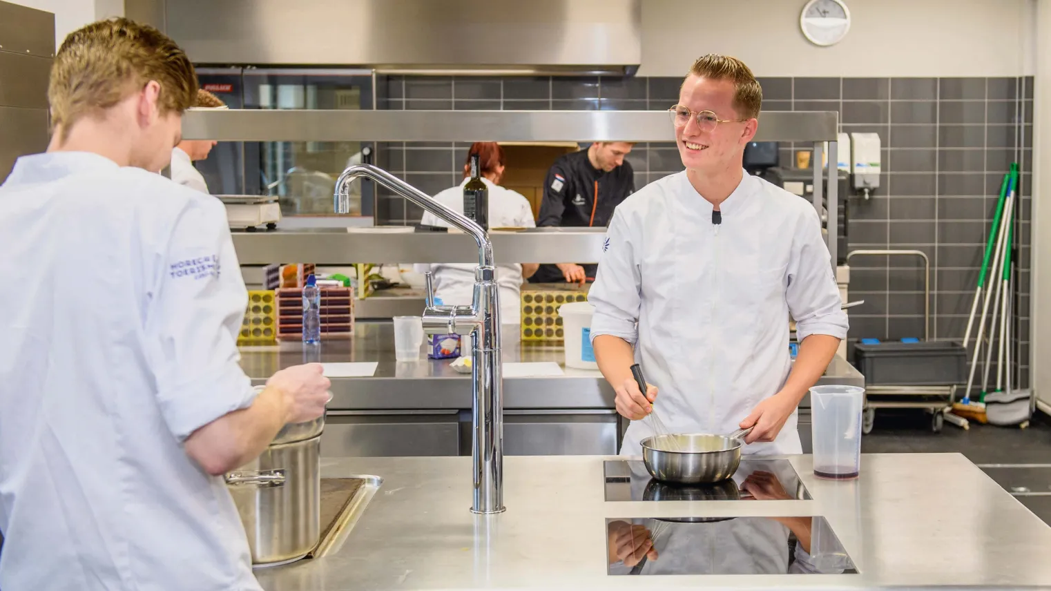 Twee studenten kok werken samen in de keuken om verschillende gerechten te bereiden