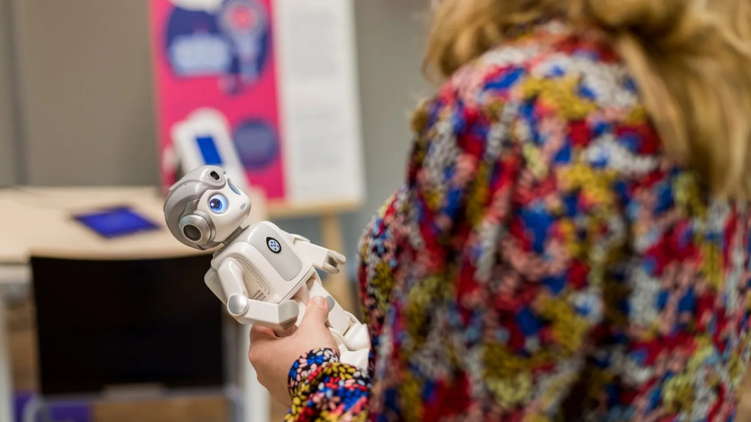 Deelnemer keuzedeel Zorg en technologie houdt zorgrobot vast in hand. 