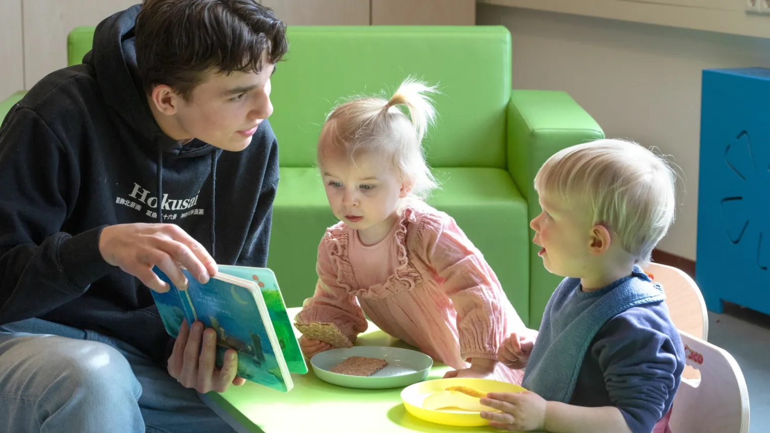 Zij-instromer in de kinderopvang aan het werk met jonge kinderen