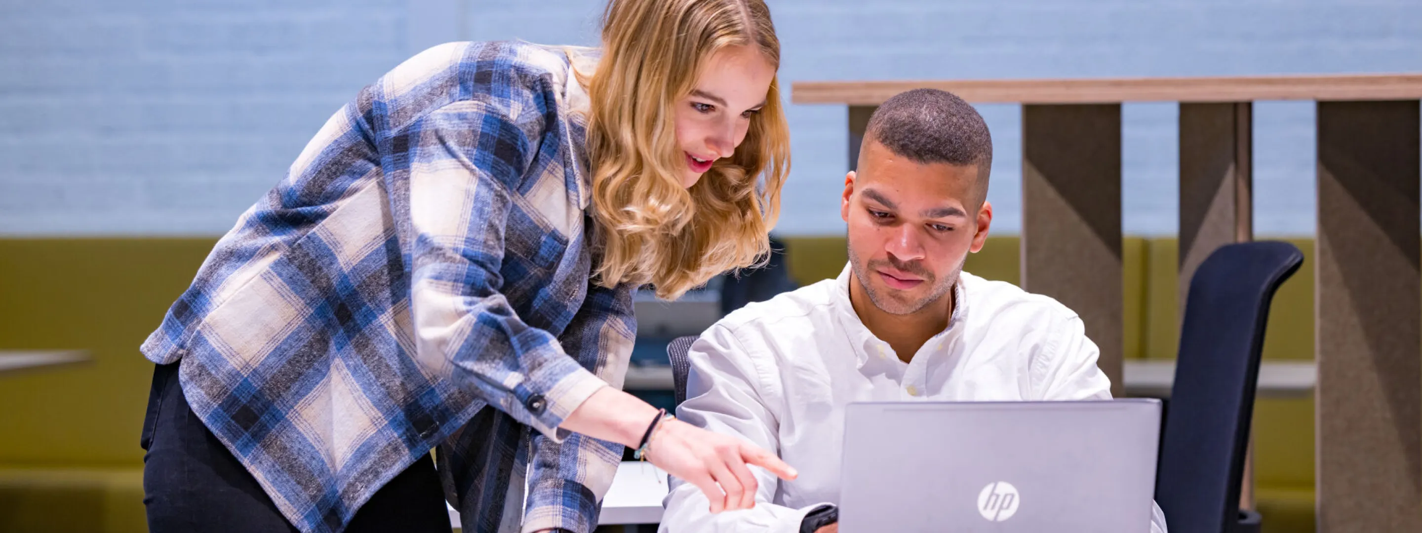 Studenten VAVO Lyceum samen aan het werk in de bieb