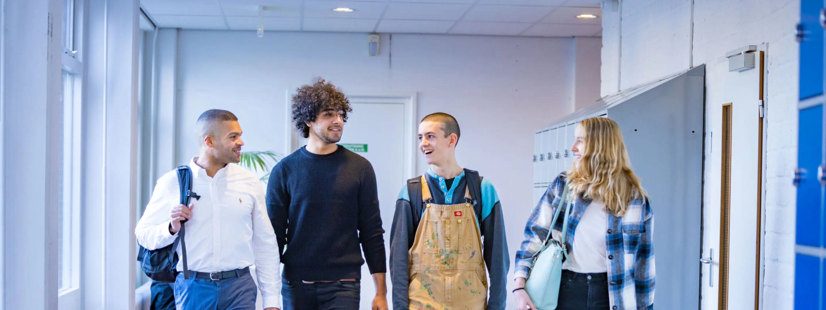 Studenten VAVO Lyceum lopen samen door de gang