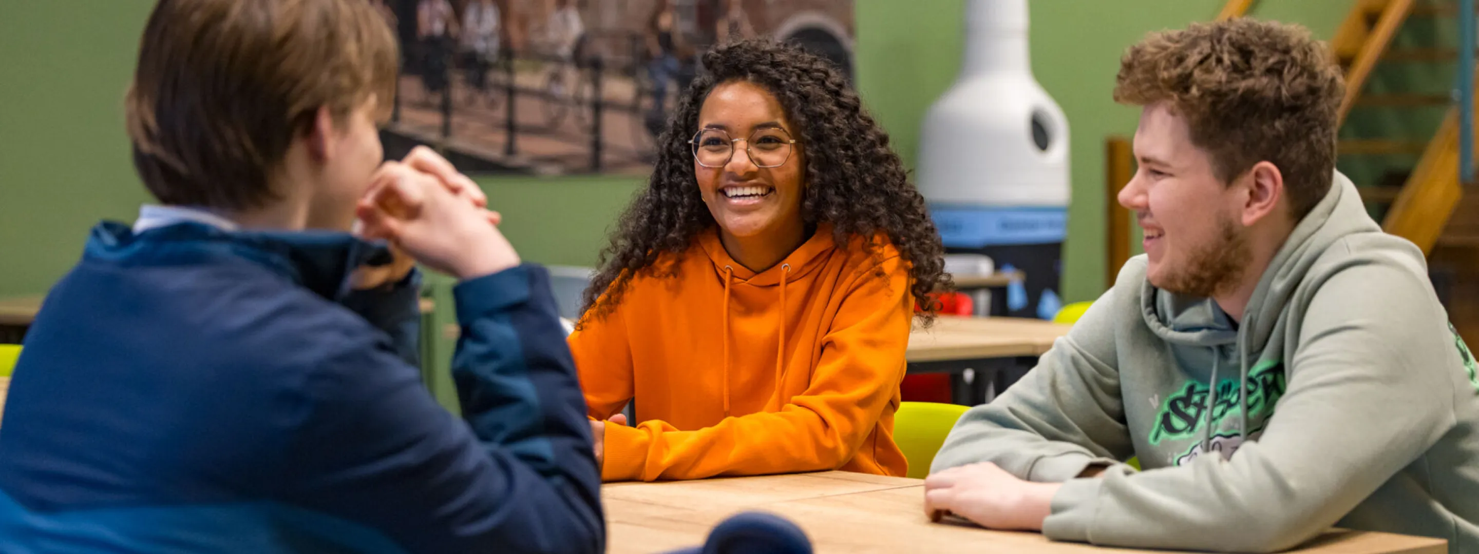 Studenten VAVO Lyceum samen in de kantine