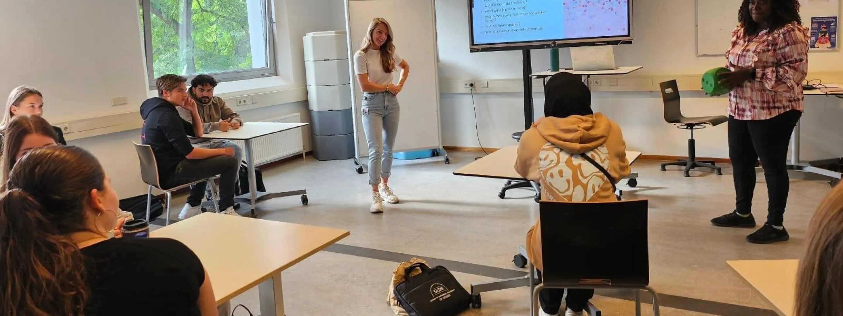 Docent Lesley Vork in de klas met studenten AG