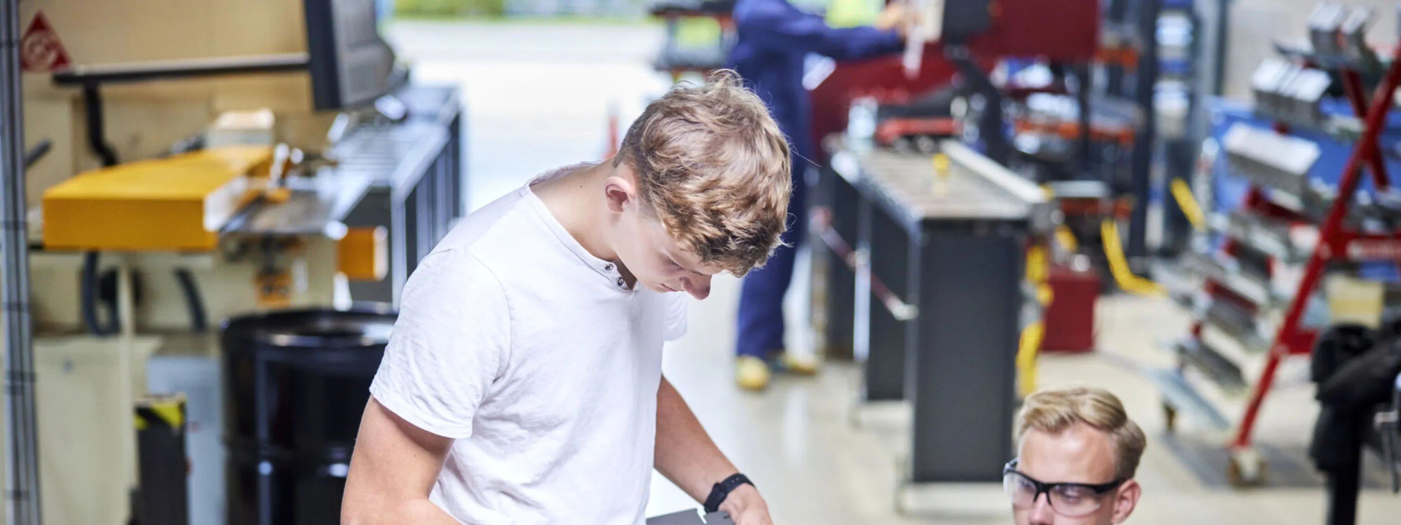 Twee studenten van Tech Campus zijn aan een zonnepaneel aan het werk