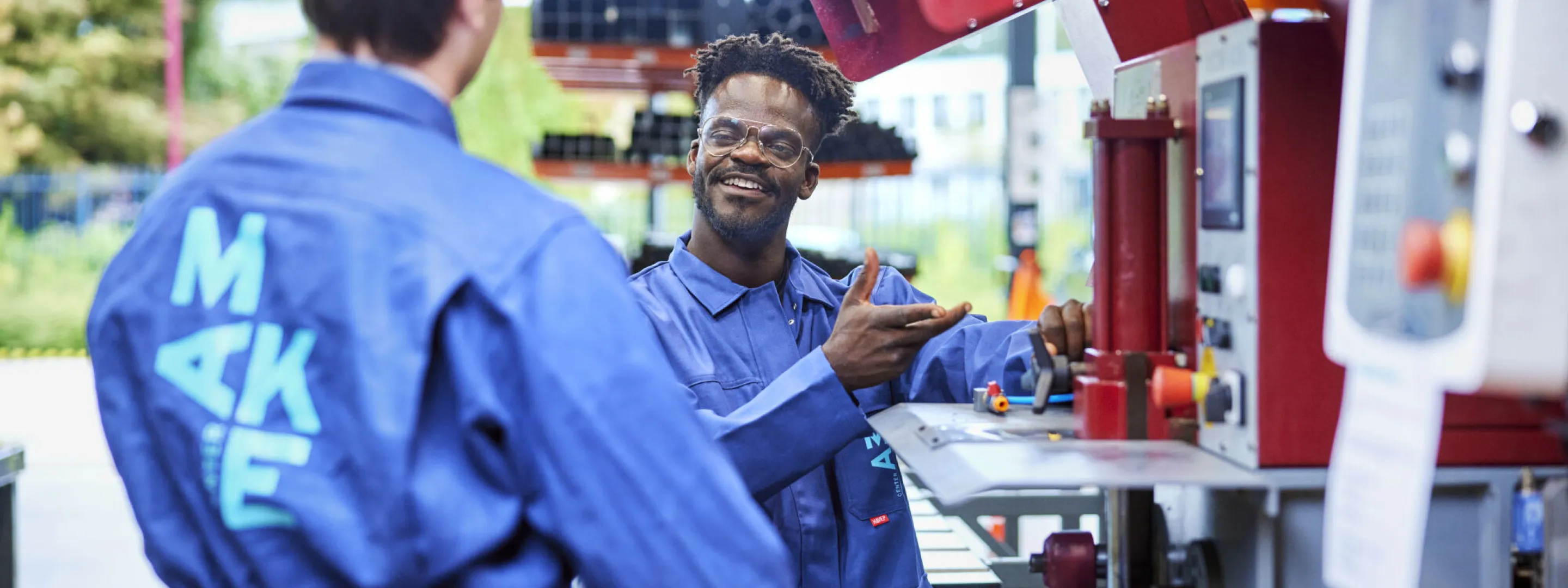 Studenten werken samen in het MAKE Center