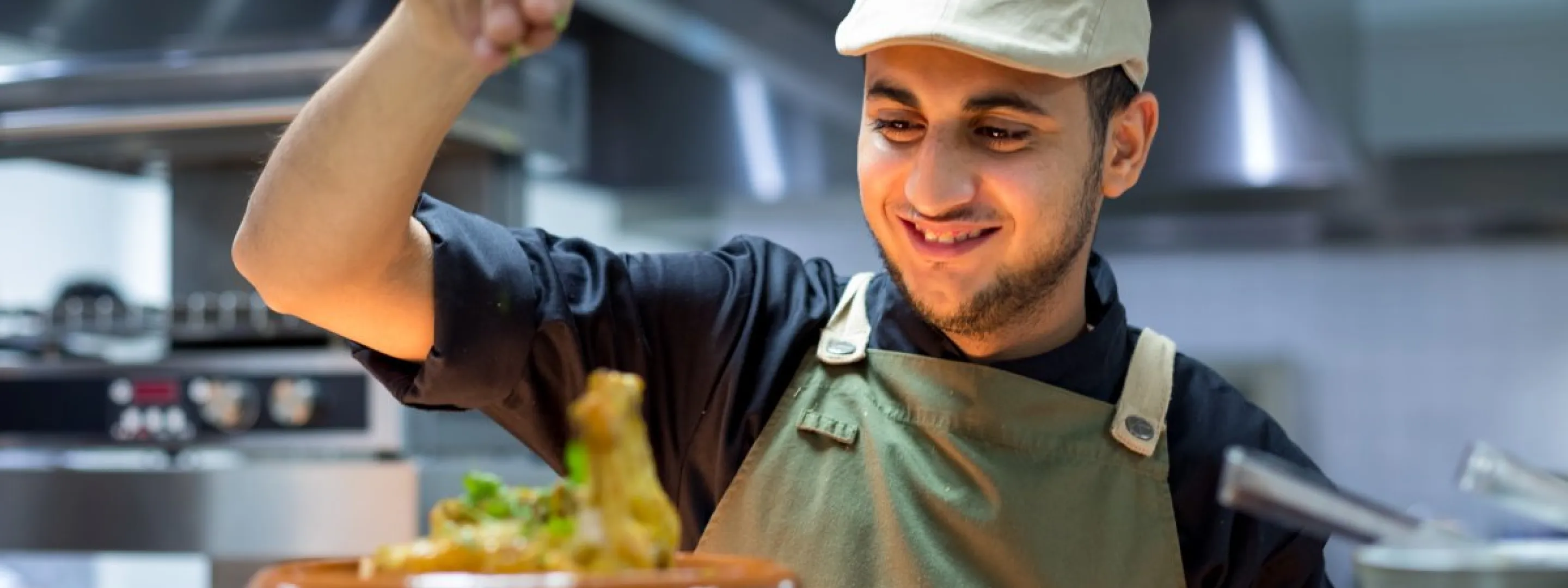 Student horeca staat in de keuken