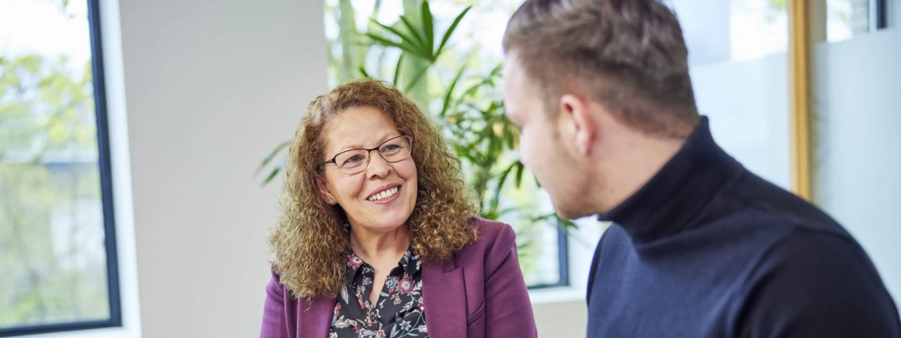 Voorlichter met student tijdens een gesprek