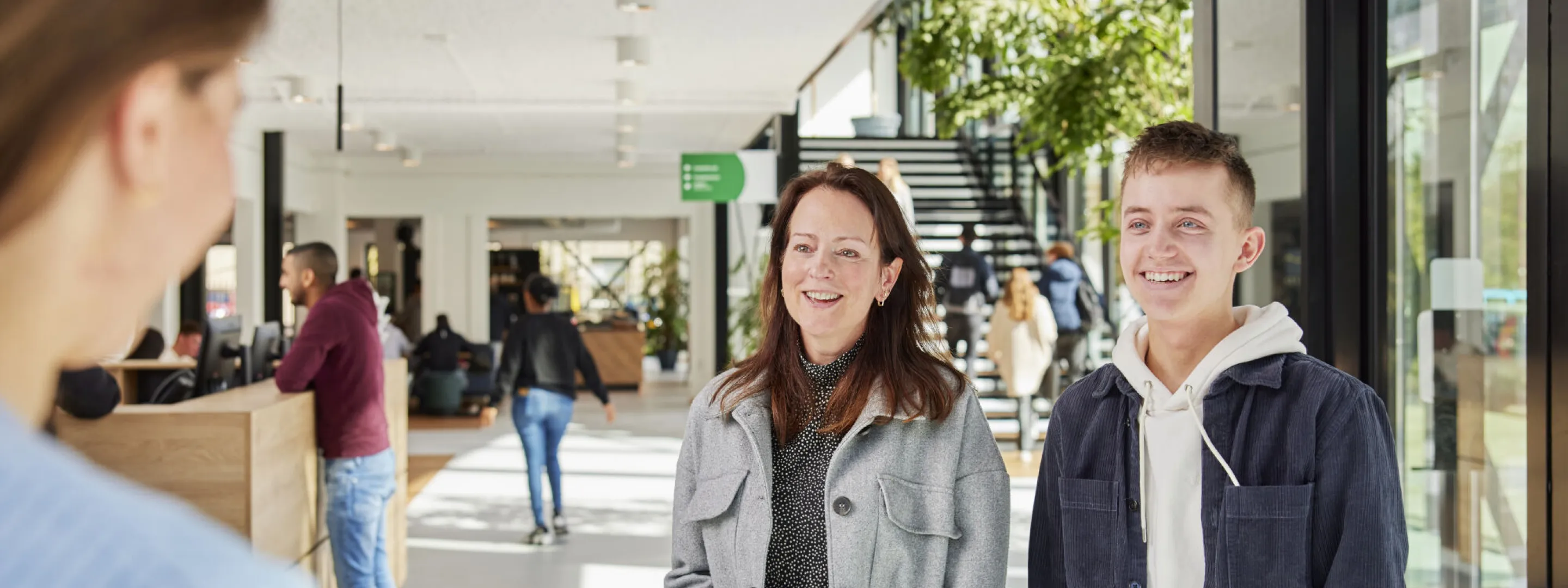 Een moeder en haar zoon worden welkom geheten op school