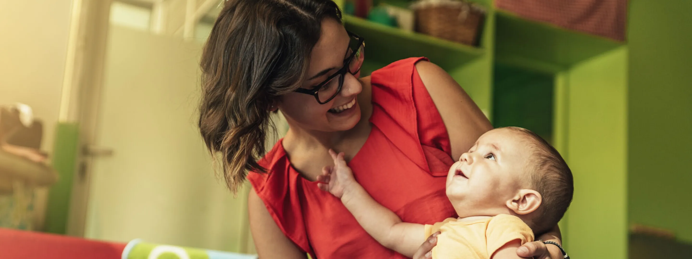 Gespecialiseerd pedagogisch medewerker aan het werk op de kinderopvang 