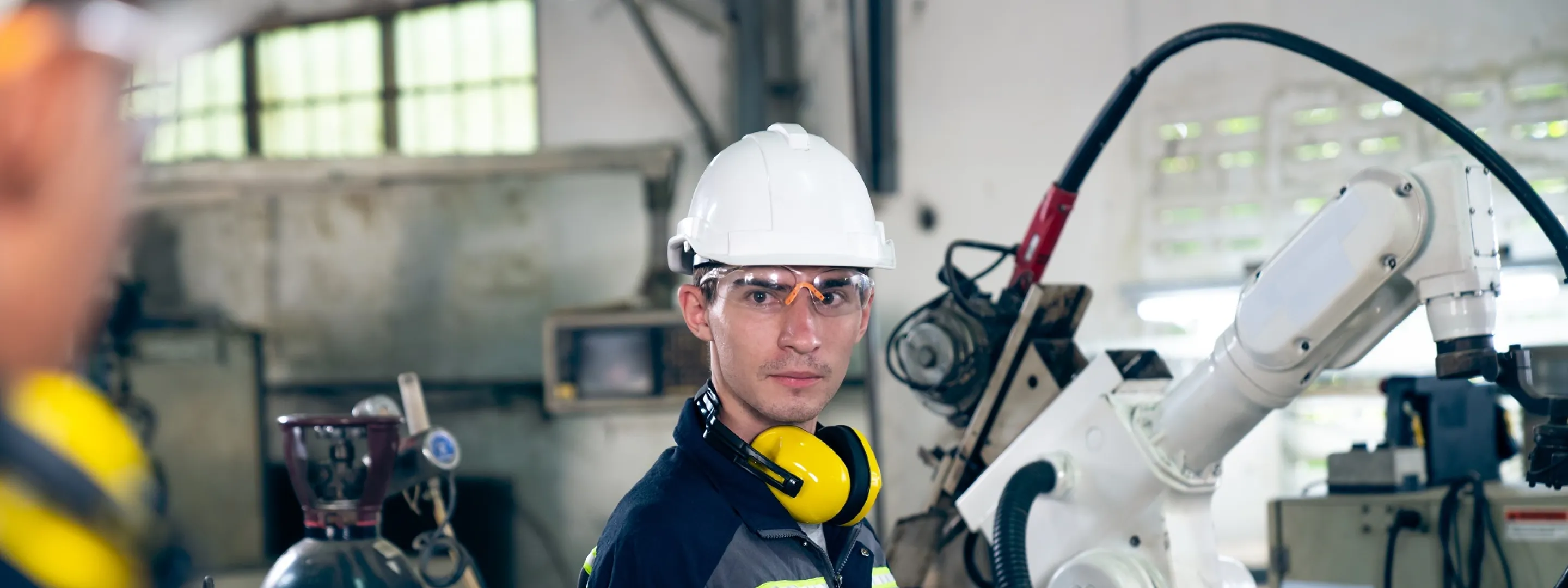 Man met veiligheidsbril en -helm