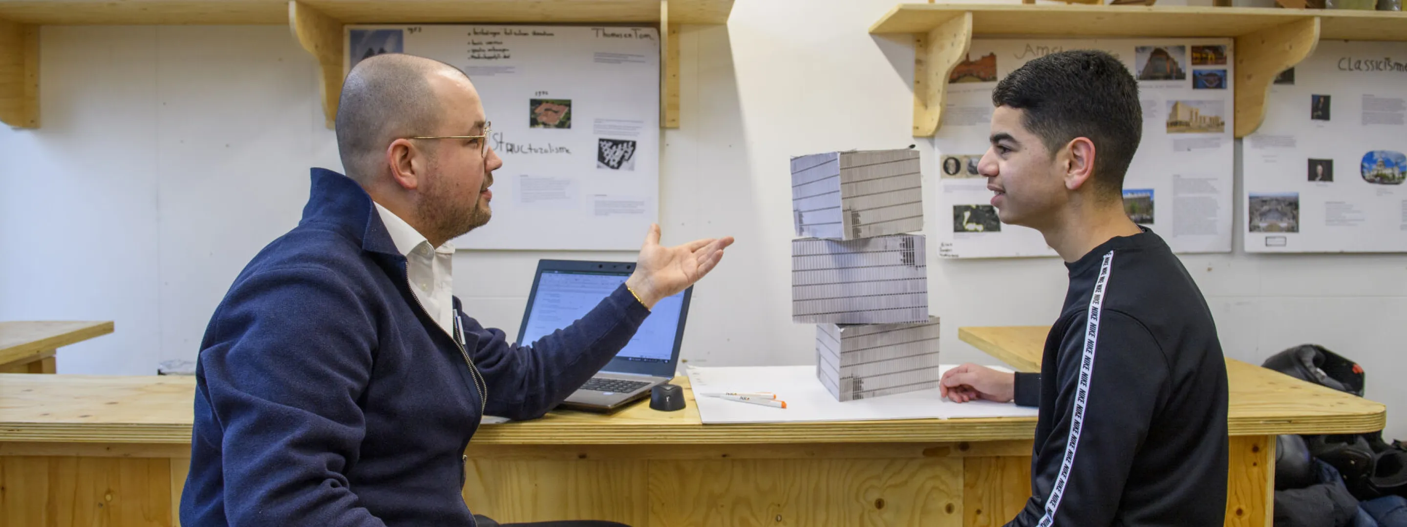 Bouwkunde opleiding bespreking in bouw praktijklokaal