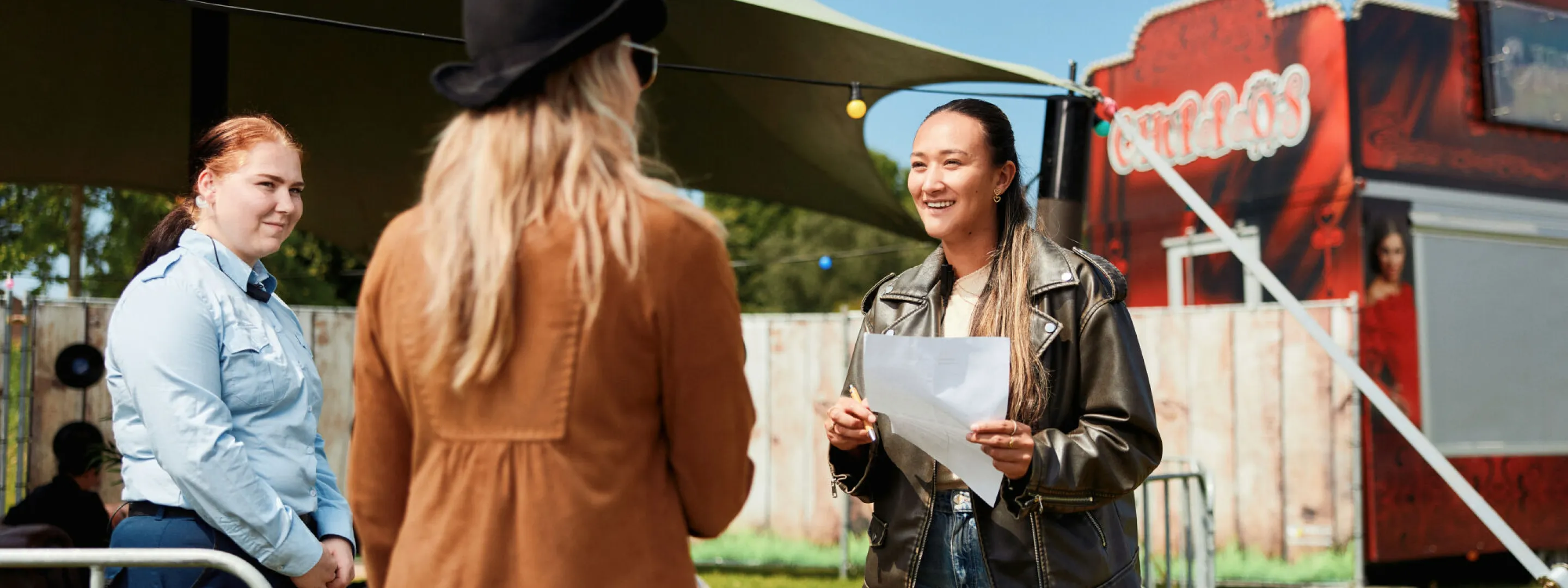 Student Event Manager wijst artiest de weg