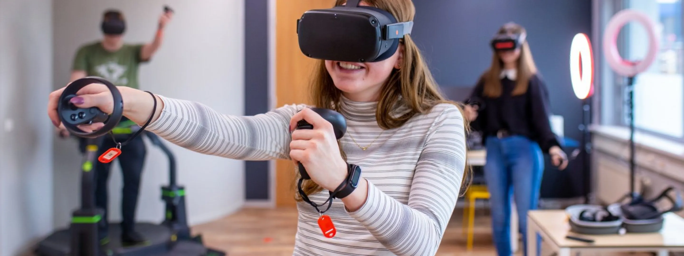 Student met vr bril aan het lachen