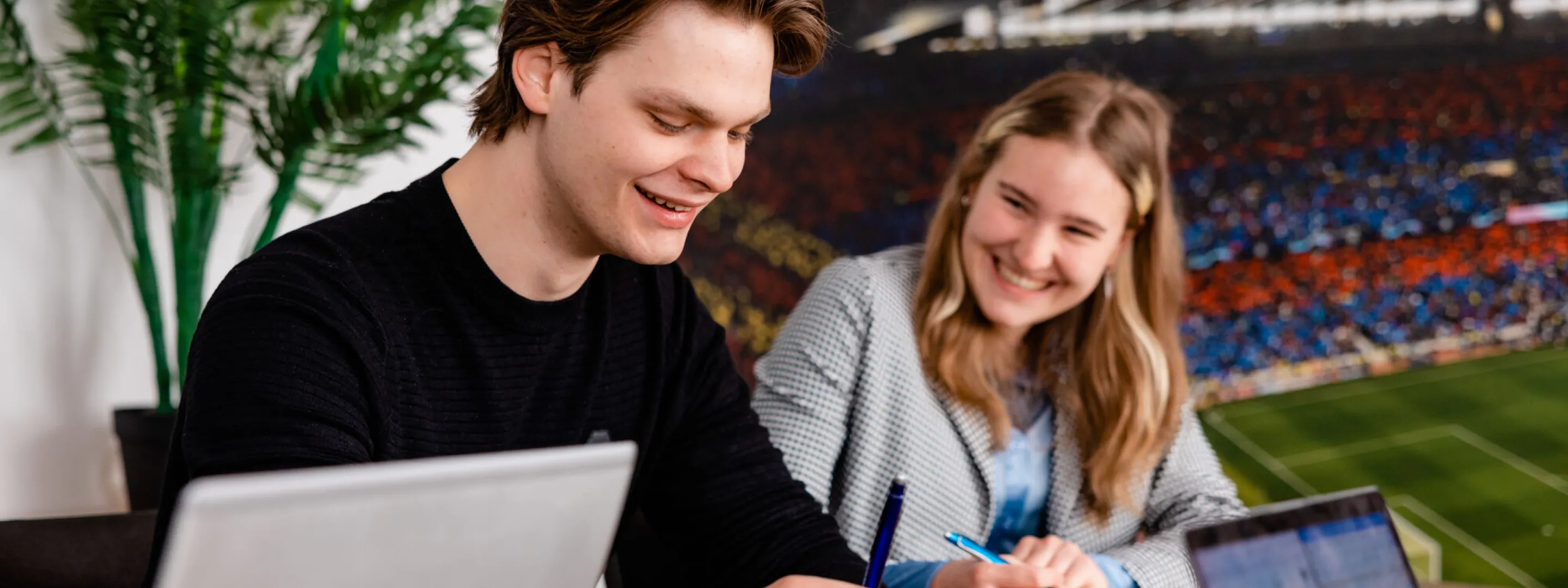 Studenten Business werken samen tijdens vergadering