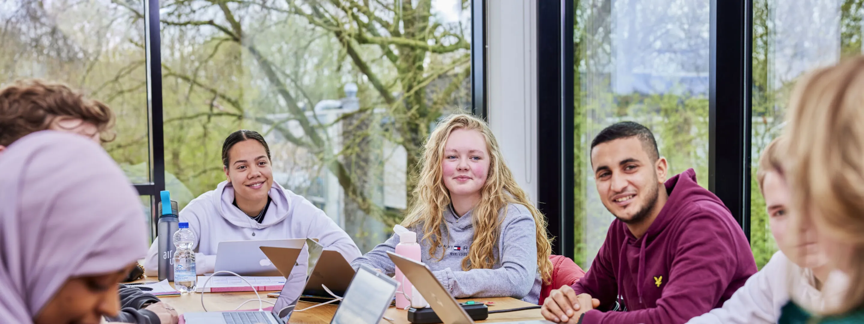 studenten vergaderen aan tafel in een vergaderruimte van ROC Midden Nederland