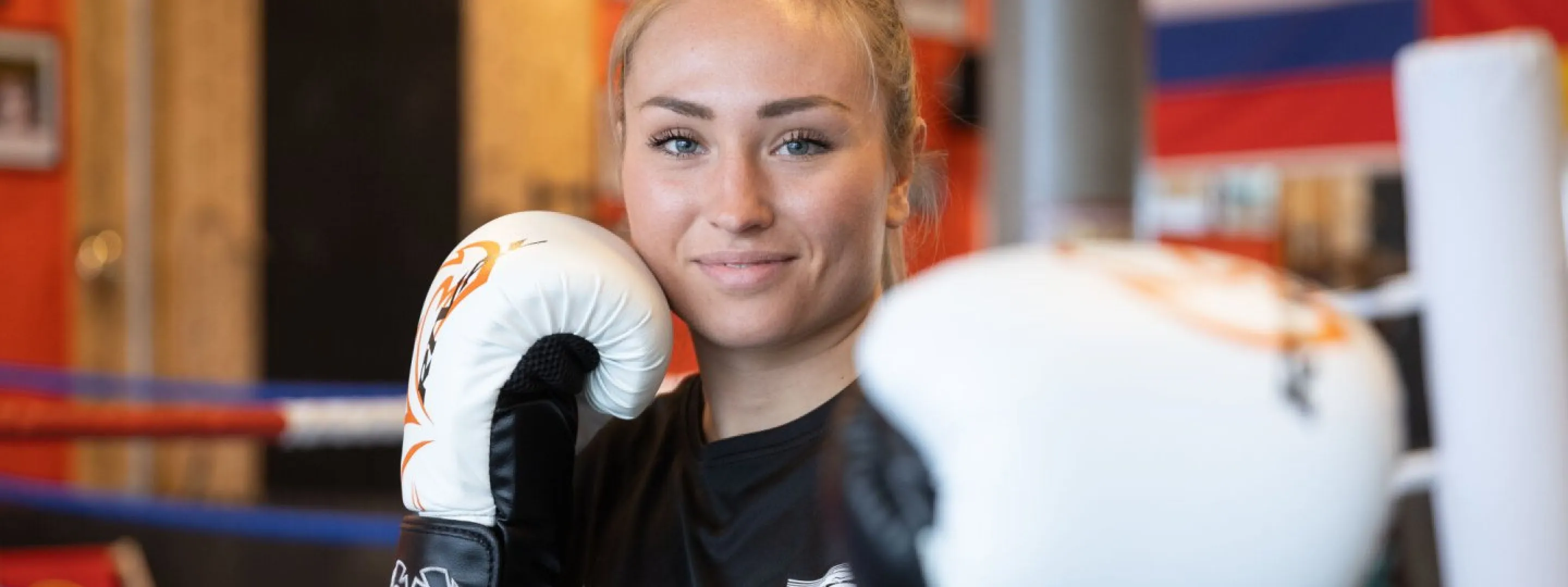 Topsport student met bokshandschoenen aan